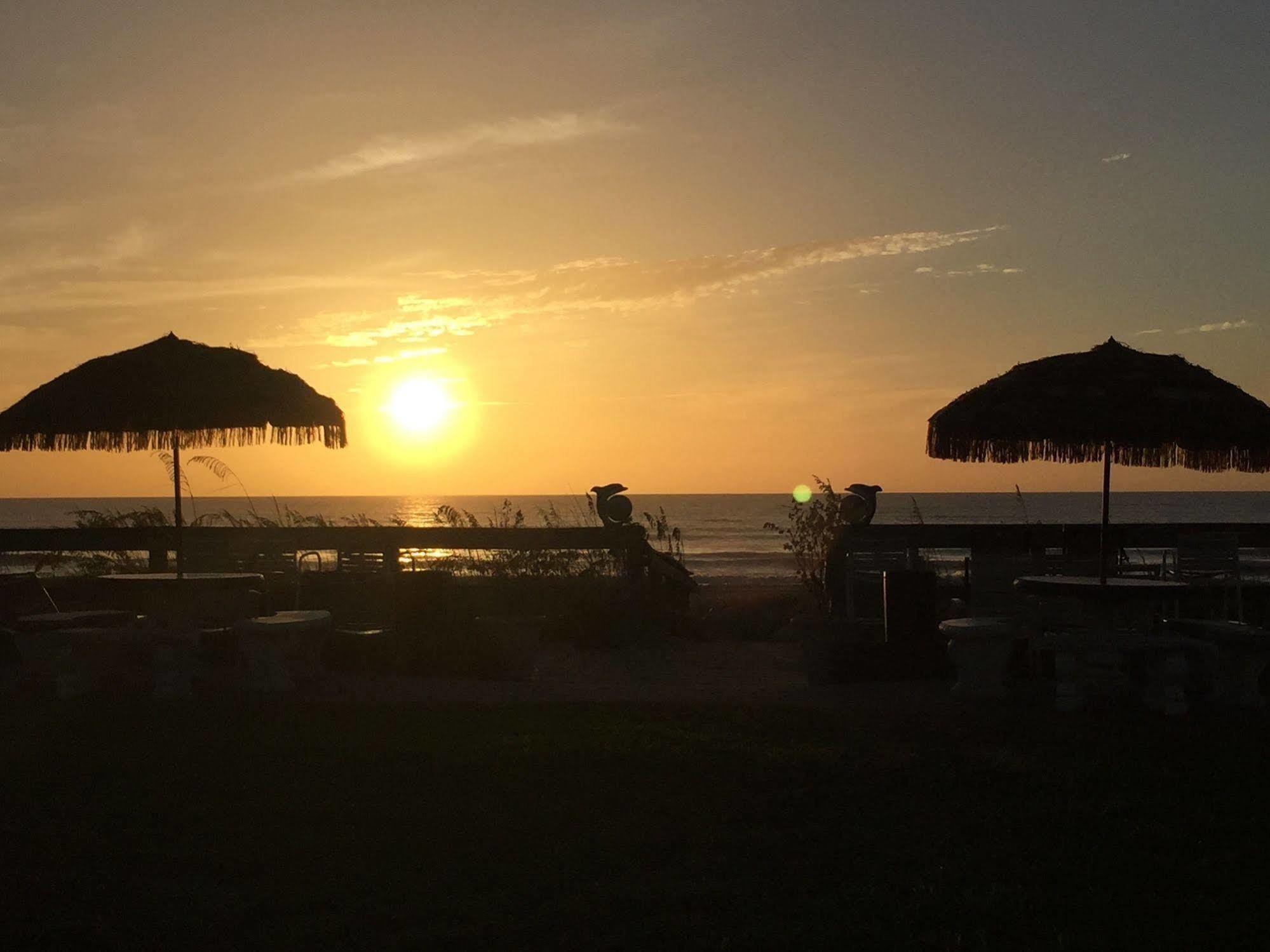 Surf Studio Beach Resort Cocoa Beach Exterior photo